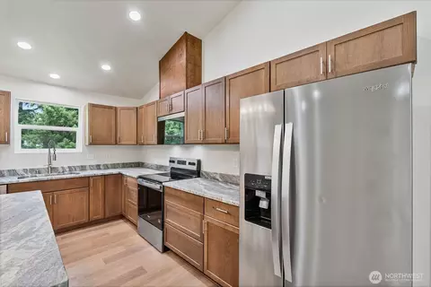 Kitchen - 903 Byham Rd, Winlock, WA 98596 photo 3 of 4