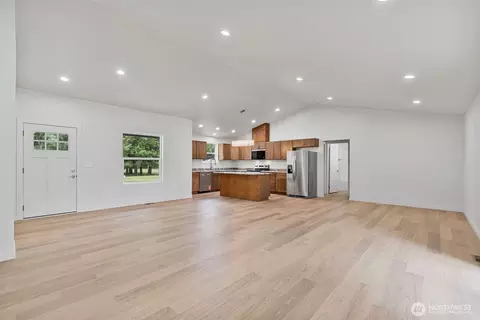Living - 903 Byham Rd, Winlock, WA 98596 photo 2 of 9