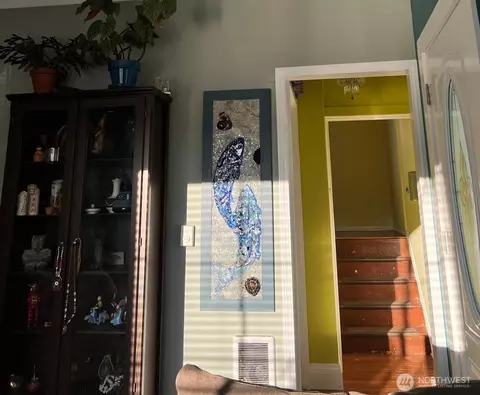 Entry Way - 304 Spruce St E, Ilwaco, WA 98624 photo 2 of 2