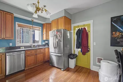 Kitchen - 304 Spruce St E, Ilwaco, WA 98624 photo 3 of 3