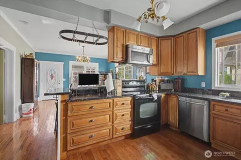 Kitchen - 304 Spruce St E, Ilwaco, WA 98624 photo 2 of 3