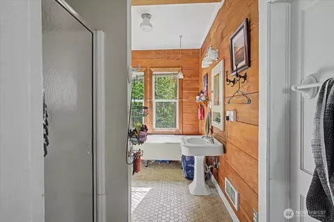 Bath - 304 Spruce St E, Ilwaco, WA 98624 photo 1 of 5