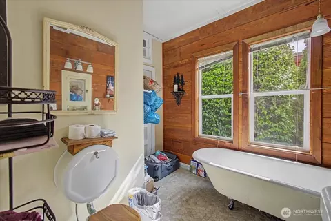 Bath - 304 Spruce St E, Ilwaco, WA 98624 photo 3 of 5