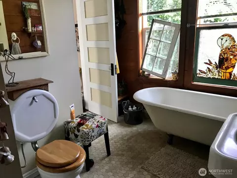 Bath - 304 Spruce St E, Ilwaco, WA 98624 photo 2 of 5