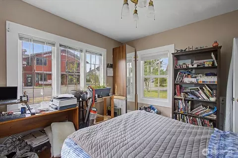 Bedroom - 304 Spruce St E, Ilwaco, WA 98624 photo 2 of 9