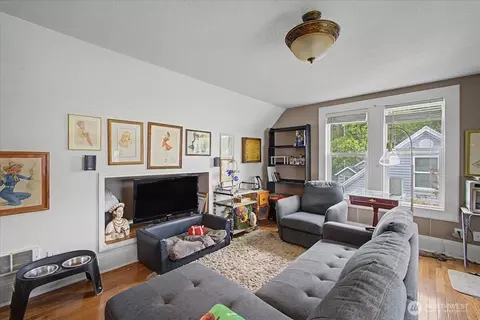 Living - 304 Spruce St E, Ilwaco, WA 98624 photo 4 of 4