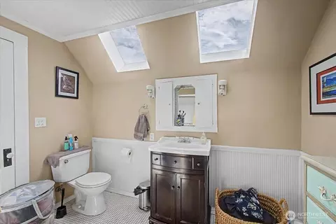 Bath - 304 Spruce St E, Ilwaco, WA 98624 photo 4 of 5