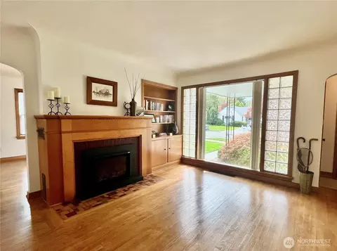 Living - 315 E Maple St, Walla Walla, WA 99362 photo 1 of 2