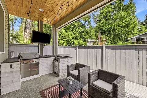 Exterior - 19311 Meridian Dr SE, Bothell, WA 98012 photo 2 of 6