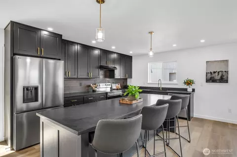 Kitchen - 302 E Pine St, Centralia, WA 98531 photo 7 of 9