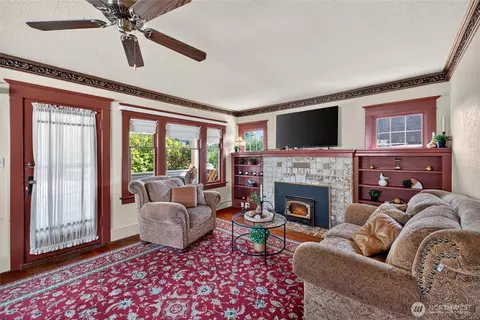Living - 1372 Marion St, Enumclaw, WA 98022 photo 1 of 2