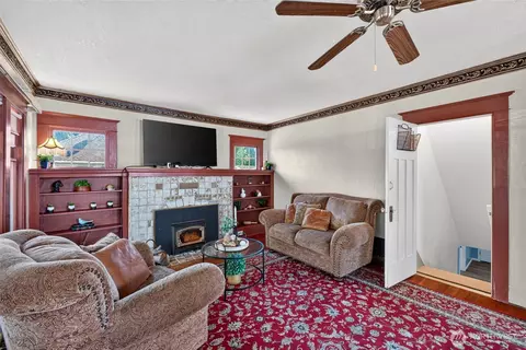 Living - 1372 Marion St, Enumclaw, WA 98022 photo 2 of 2