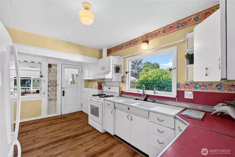 Kitchen - 1372 Marion St, Enumclaw, WA 98022 photo 2 of 2