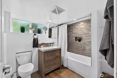 Bath - 1372 Marion St, Enumclaw, WA 98022 photo 2 of 2