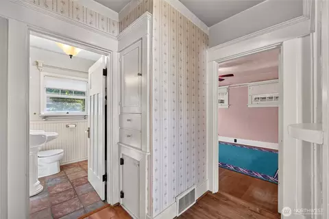 Entry Way - 1372 Marion St, Enumclaw, WA 98022 photo 1 of 2