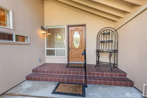 Entry Way - 126 Hilltop Dr #D, Sequim, WA 98382 photo 4 of 4