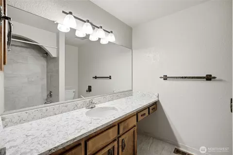 Bath - 8530 Frederick Pl, Edmonds, WA 98026 photo 2 of 3