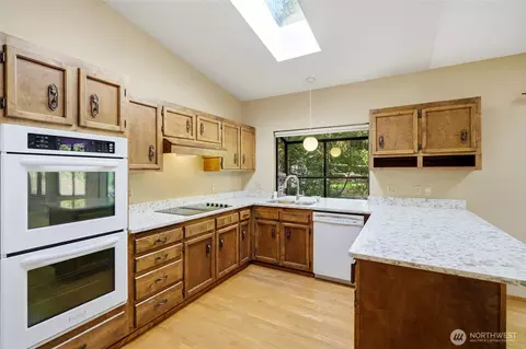 Kitchen - 8530 Frederick Pl, Edmonds, WA 98026 photo 3 of 6
