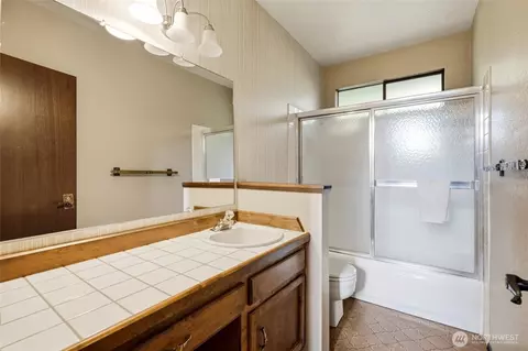 Bath - 8530 Frederick Pl, Edmonds, WA 98026 photo 3 of 3