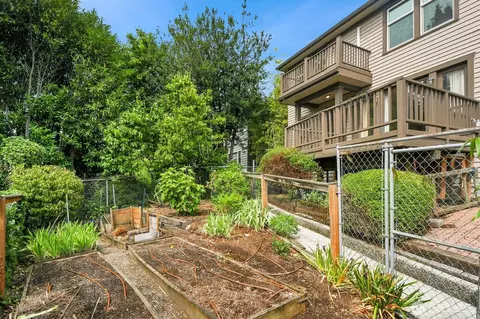 Exterior - 910 11th Ave E, Seattle, WA 98102 photo 2 of 9