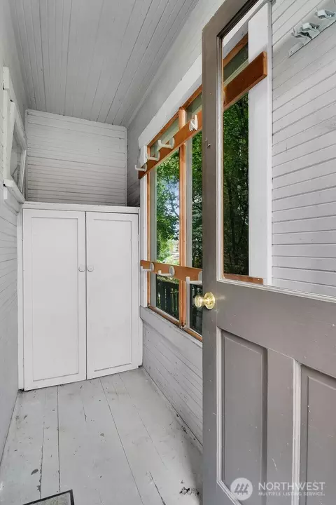 Exterior - 910 11th Ave E, Seattle, WA 98102 photo 6 of 9