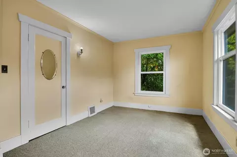 Bedroom - 910 11th Ave E, Seattle, WA 98102 photo 3 of 5
