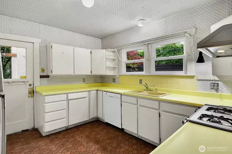 Kitchen - 910 11th Ave E, Seattle, WA 98102 photo 1 of 2