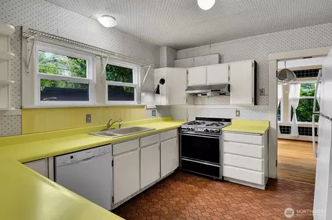 Kitchen - 910 11th Ave E, Seattle, WA 98102 photo 2 of 2