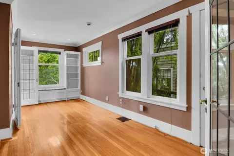 Living - 910 11th Ave E, Seattle, WA 98102 photo 3 of 3