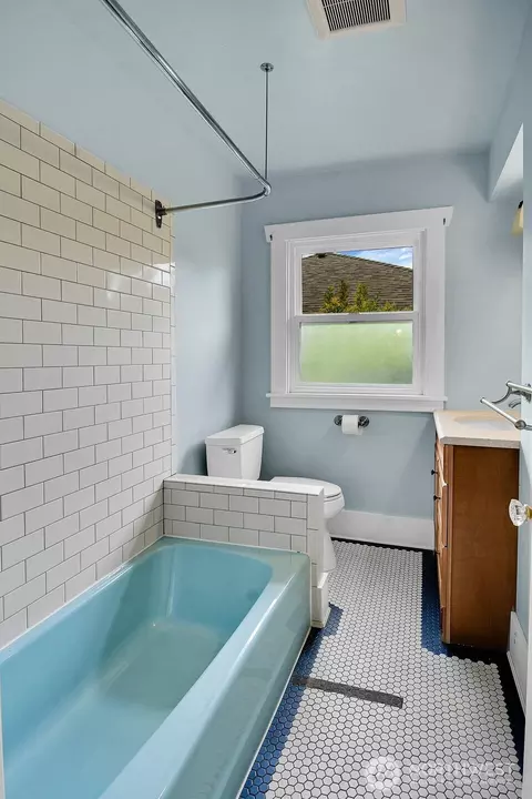 Bath - 910 11th Ave E, Seattle, WA 98102 photo 2 of 4