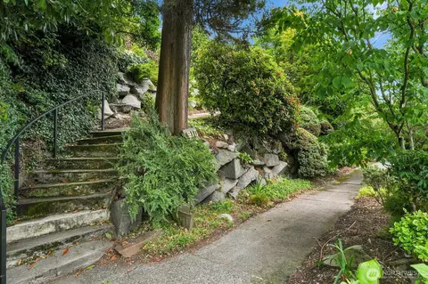 Exterior - 910 11th Ave E, Seattle, WA 98102 photo 5 of 9
