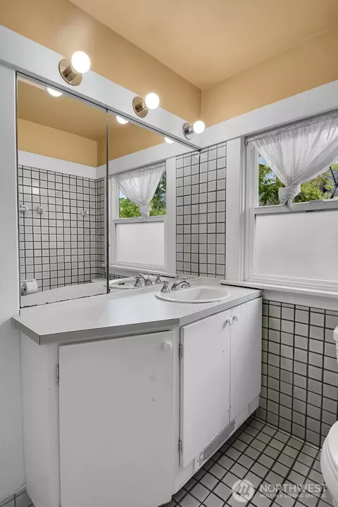 Bath - 910 11th Ave E, Seattle, WA 98102 photo 3 of 4
