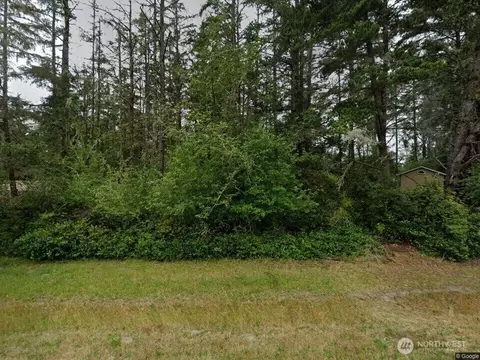 1011 SE Discovery Ave, Ocean Shores, WA 98569