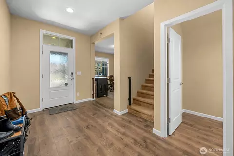Entry Way - 516 Petersen Dr E, Enumclaw, WA 98022 photo 1 of 1