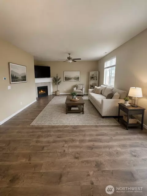 Living - 516 Petersen Dr E, Enumclaw, WA 98022 photo 1 of 1