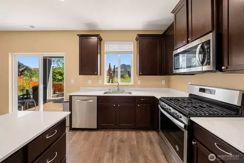 Kitchen - 516 Petersen Dr E, Enumclaw, WA 98022 photo 3 of 3