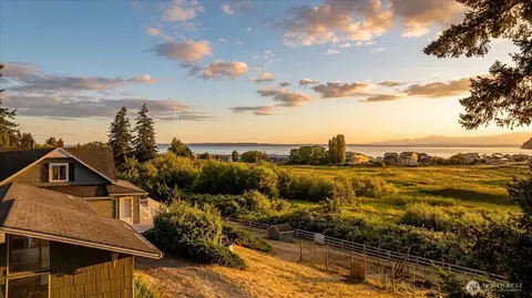 6054 Snapdragon Ln, Clinton, WA 98236