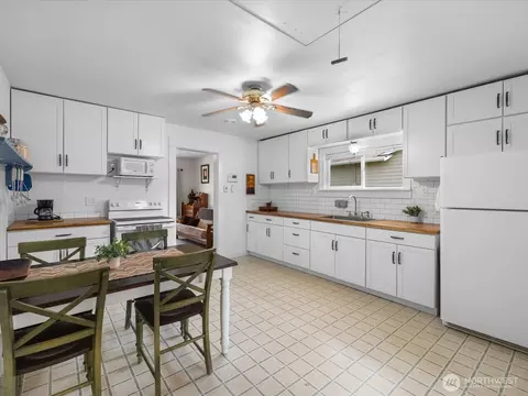 Kitchen - 2212 Columbia Ave, Everett, WA 98203 photo 4 of 7