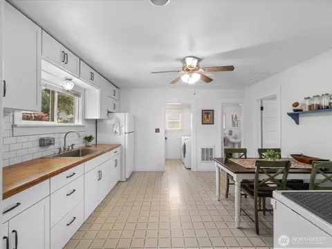 Kitchen - 2212 Columbia Ave, Everett, WA 98203 photo 1 of 7