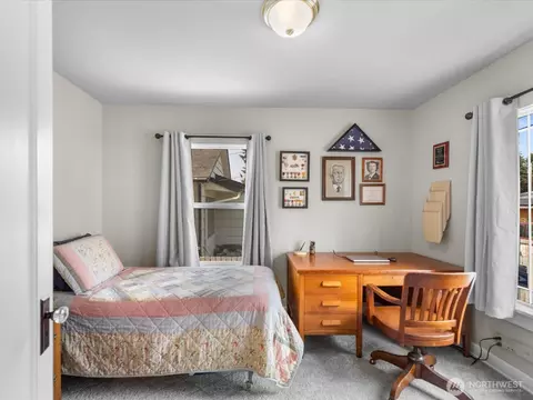 Bedroom - 2212 Columbia Ave, Everett, WA 98203 photo 2 of 3