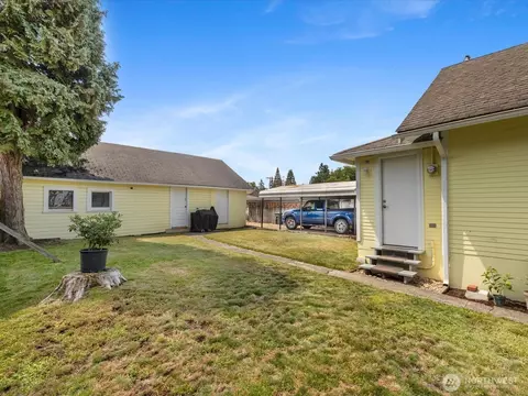 Exterior - 2212 Columbia Ave, Everett, WA 98203 photo 6 of 12