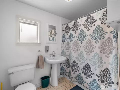 Bath - 2212 Columbia Ave, Everett, WA 98203 photo 1 of 1