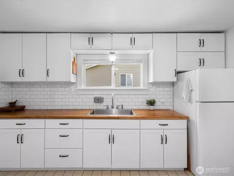 Kitchen - 2212 Columbia Ave, Everett, WA 98203 photo 3 of 7