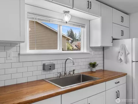 Kitchen - 2212 Columbia Ave, Everett, WA 98203 photo 2 of 7