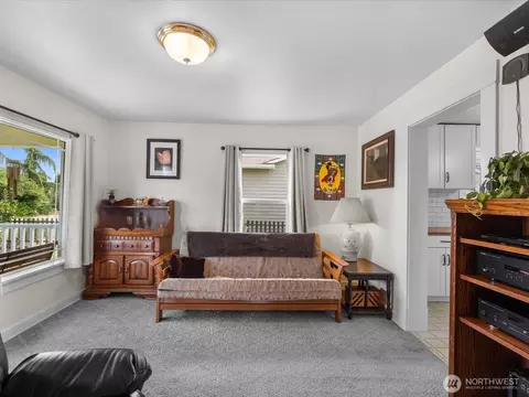 Living - 2212 Columbia Ave, Everett, WA 98203 photo 2 of 3