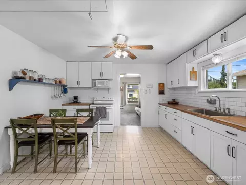 Kitchen - 2212 Columbia Ave, Everett, WA 98203 photo 5 of 7