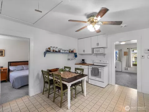 Kitchen - 2212 Columbia Ave, Everett, WA 98203 photo 6 of 7