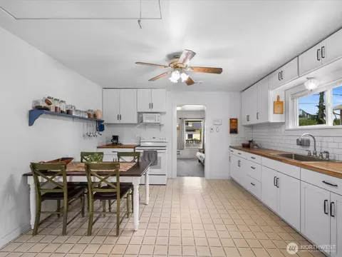 Kitchen - 2212 Columbia Ave, Everett, WA 98203 photo 7 of 7
