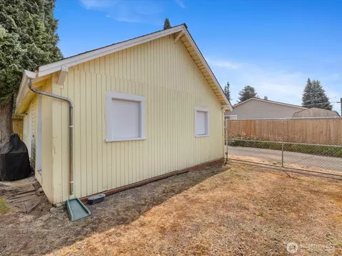 Exterior - 2212 Columbia Ave, Everett, WA 98203 photo 8 of 12