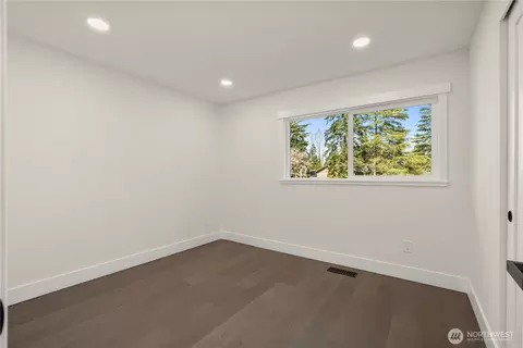Bedroom - 10811 NE 154th Ct, Bothell, WA 98011 photo 4 of 5